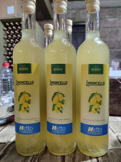 Garrafas de limoncello com rótulo personalizado de um escritório de contabilidade