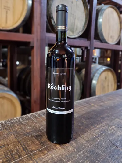 Garrafa de Cabernet Sauvignon com rótulo preto da Röchling