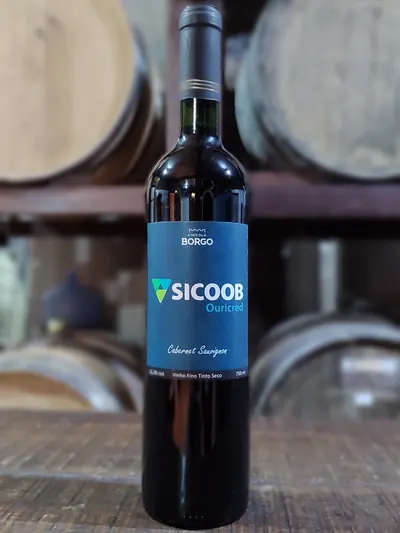 Garrafa de Cabernet Sauvignon com rótulo azul do Sicoob Ouricred